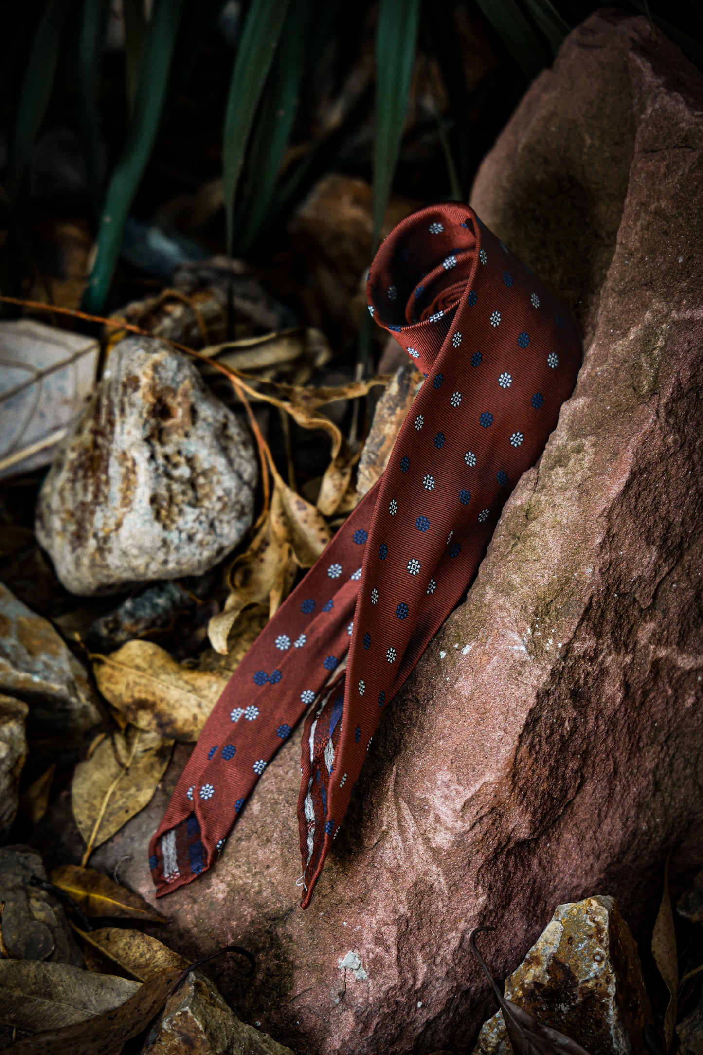 "Vintage red floral" tie 3 fold tie 