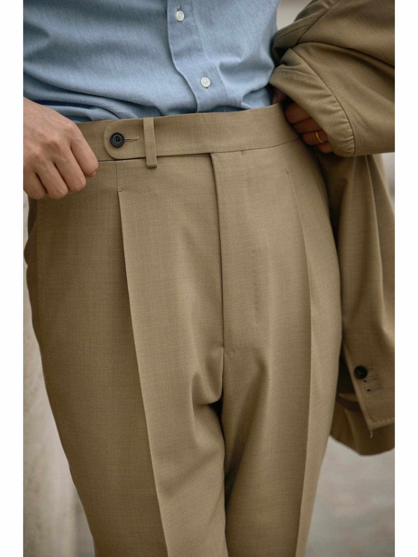 「Sand Trace」Suit Trousers with Merino Wool Parisian Side Adjusters and High-Waisted Single-Pleated