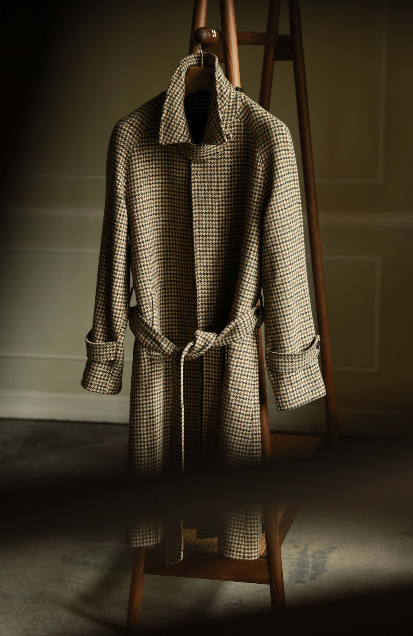Single-Breasted Balmacaan Coat in Rugged Tweed — Brown Houndstooth