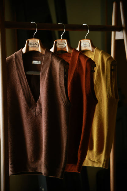 "Old Dream Orange" V-neck sweater vest 