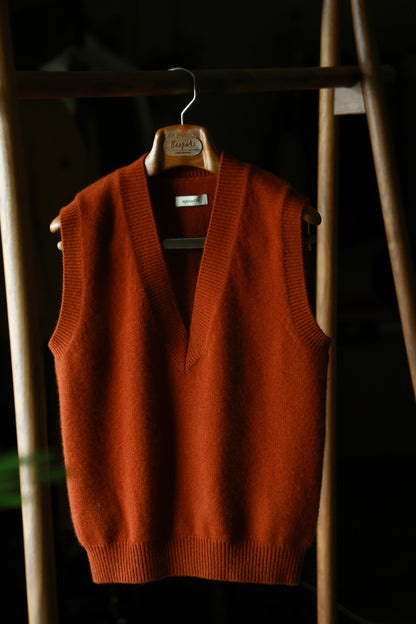 "Old Dream Orange" V-neck sweater vest 